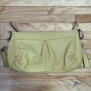 B. Makowsky genuine leather clutch purse y2k butter yellow silver